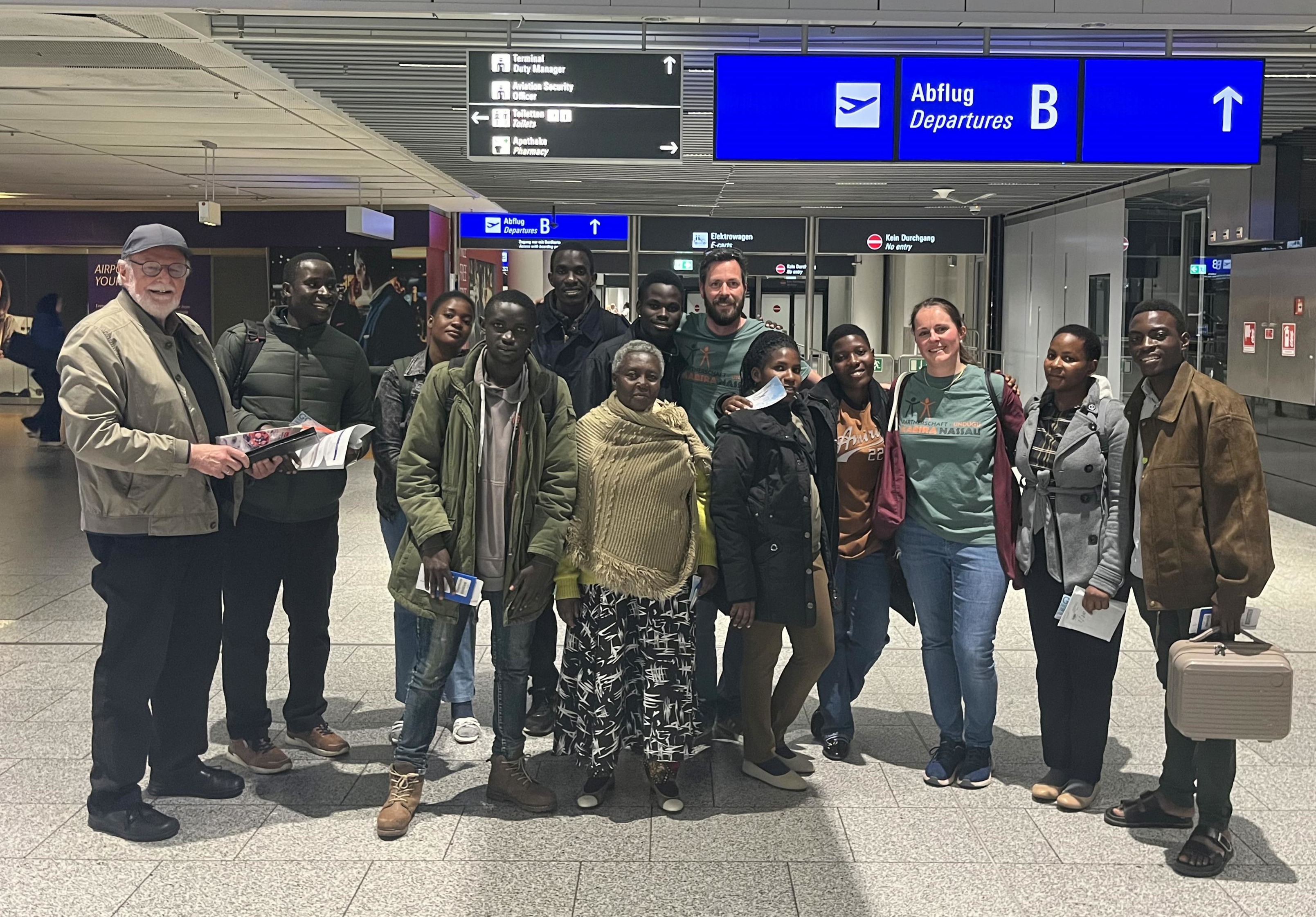 AAbflug 160426 Gruppe vor Tafel FotoHocke